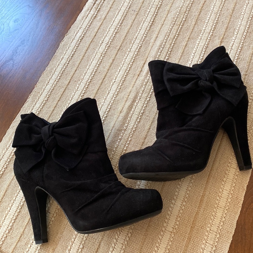 Gianni Bini Suede booties